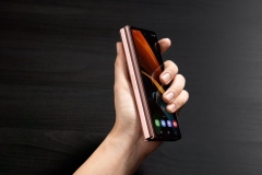 01_galaxyzfold2_lifestyle_image