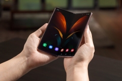 02_galaxyzfold2_lifestyle_image