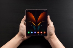 03_galaxyzfold2_lifestyle_image