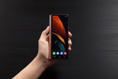04_galaxyzfold2_lifestyle_image
