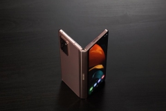 07_galaxyzfold2_lifestyle_image