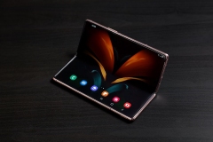08_galaxyzfold2_lifestyle_image