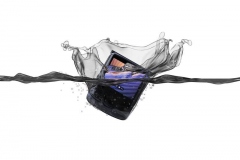 Copy-of-motorola-razr-5G-Advanced-Pack-In-Water-Closed