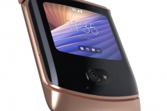 Copy-of-motorola-razr-5G_Basic-Pack-Render_Blush-Gold_Camera-Detail-Closed