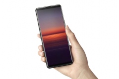 Xperia-5-II_in-hand_viewing_one_hand