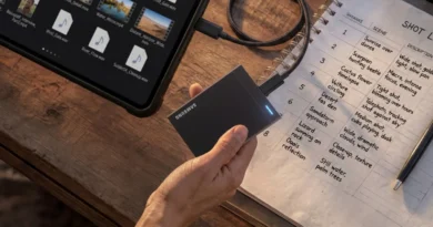 Портативен SSD диск в ръка над бюро