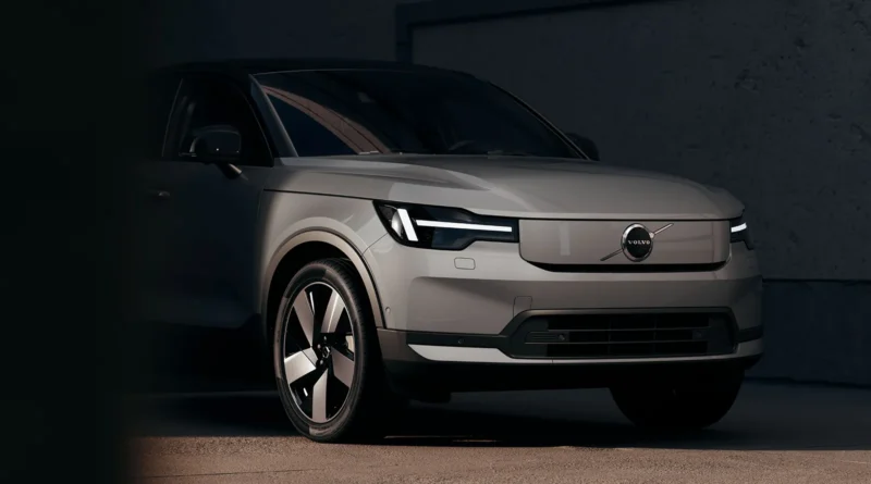 Преден страничен изглед на volvo ec40